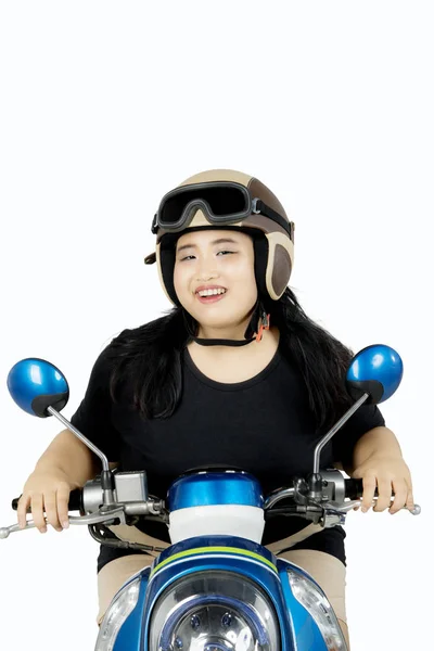 Obeso mulher de condução motocicleta — Fotografia de Stock