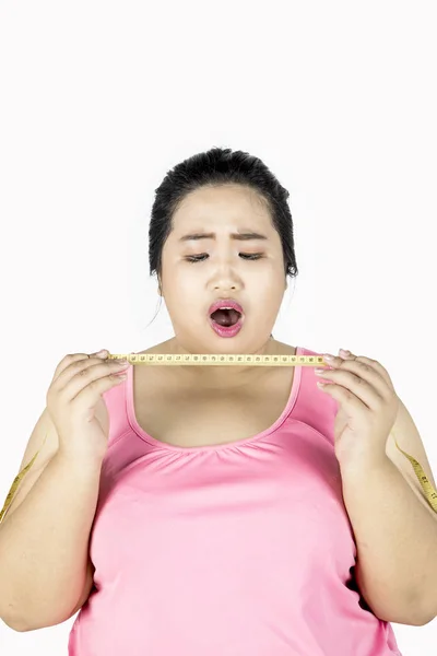 Жирна жінка шокована вимірювальною стрічкою — стокове фото