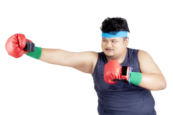 Uomo in sovrappeso che fa esercizio di boxe — Foto Stock