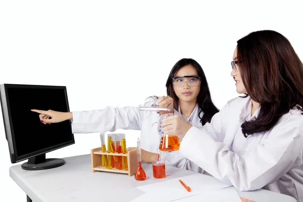 Hübsche Studenten, die chemische Forschung betreiben — Stockfoto