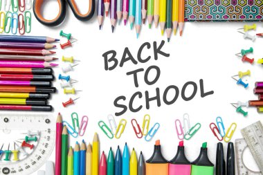 Beyaz zemin üzerine şekillendirilmiş çerçeve okul malzemeleri