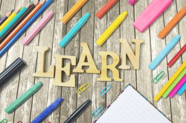 İleti örneği ile ahşap masa üzerinde kelime öğrenin