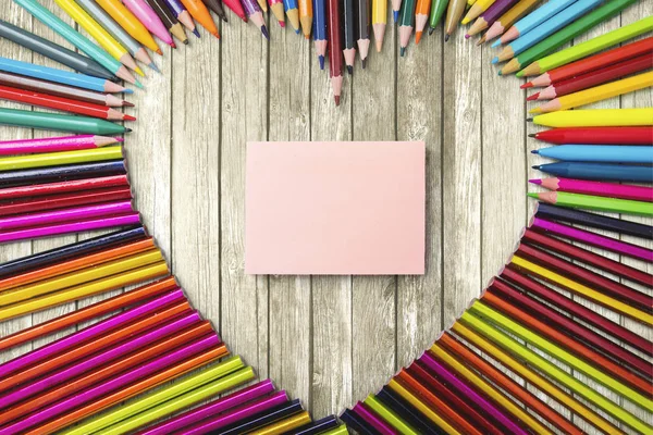 Nota adesiva e matite di colore — Foto Stock