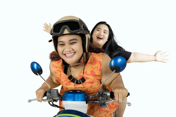 Dua wanita gemuk mengendarai sepeda motor bersama — Stok Foto