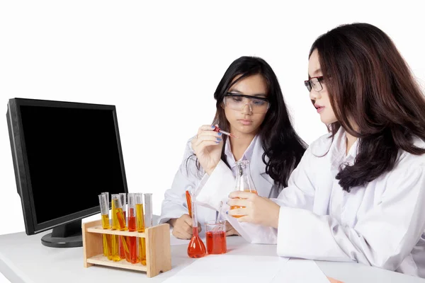 Dwóch studentów robi eksperyment chemiczny — Zdjęcie stockowe