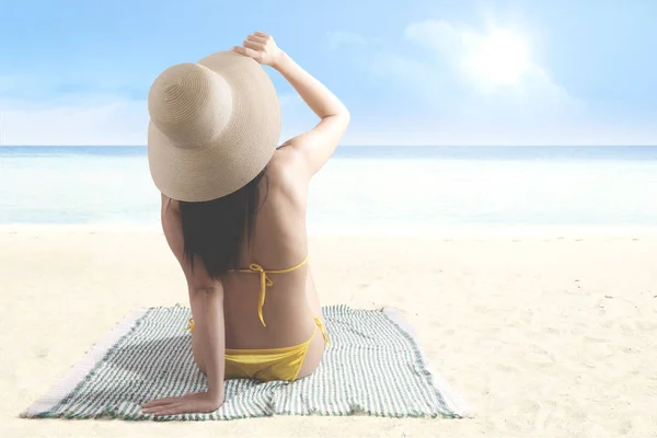 Femme appréciant l'heure d'été sur le bord de la mer — Photo