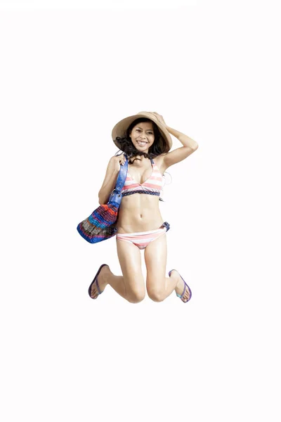 Frau springt mit Bikini und Strandutensilien — Stockfoto