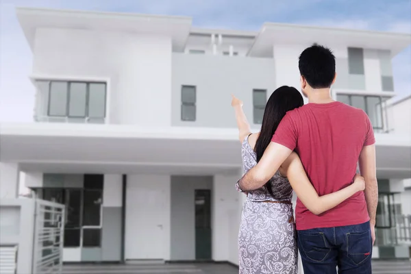 Young couple looking at new home — Stock Photo, Image