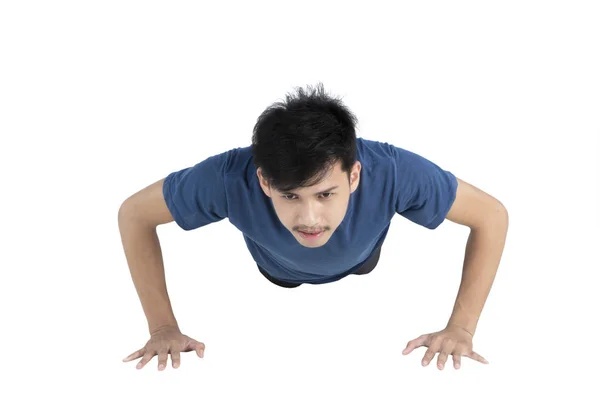 Jonge kerel push-up oefening doen — Stockfoto