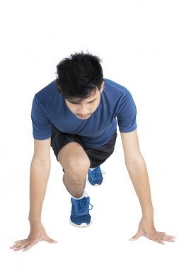 Başlama pozisyonu içinde genç atlet 