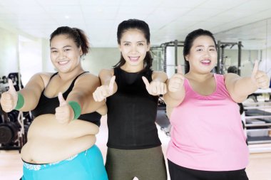 Genç sportswomen ok jest gösterilen 