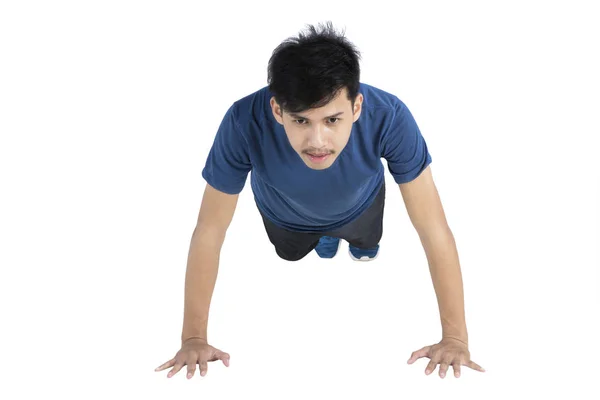Jongeman doet push-up oefening — Stockfoto
