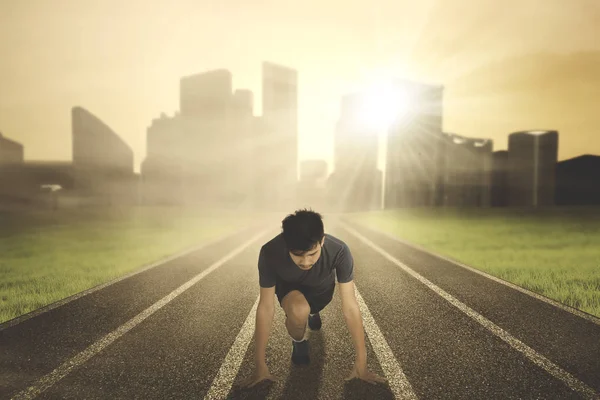 Young runner ready to run in track — Stock Photo, Image