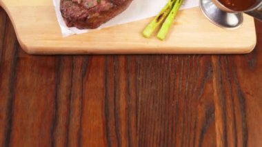   Kesme tahtası üzerinde ızgara sığır eti