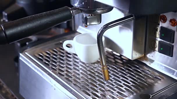 Koffie van Barista Cafe maken — Stockvideo