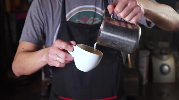 Barista prepares a cup of coffee — Stock Video