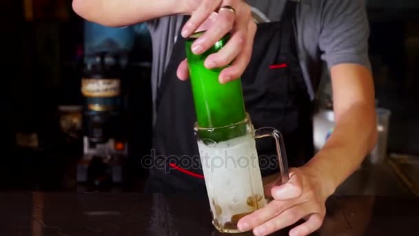 Barmen dökme bira cam içine — Stok video