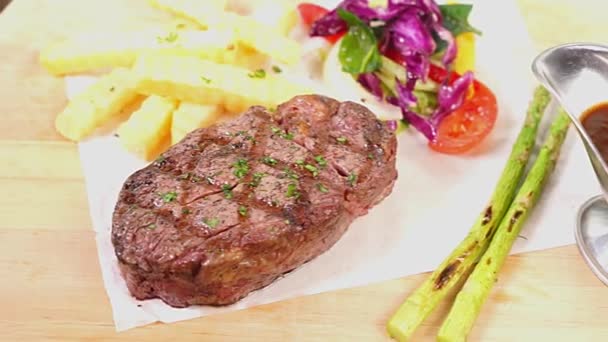 Hovězí steak na prkénku — Stock video