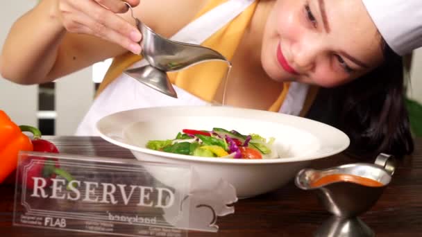 Chef verser de l'huile d'olive dans une salade de légumes — Video