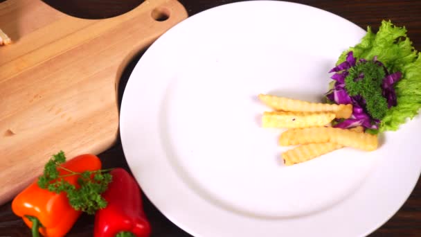 Kocken som serverar god smörgås på tallrik — Stockvideo