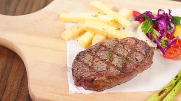 Lahodné hovězí steaky na prkénku — Stock video