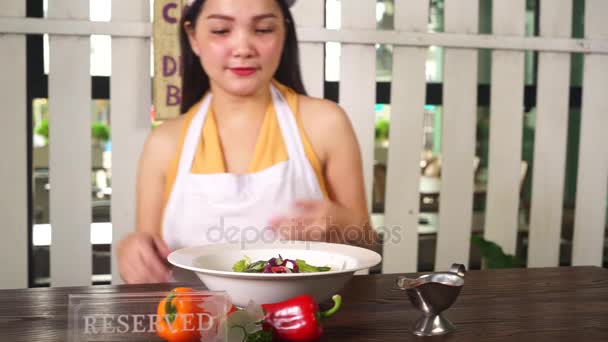 Chef femenino mostrando ensalada en restaurante — Vídeo de stock