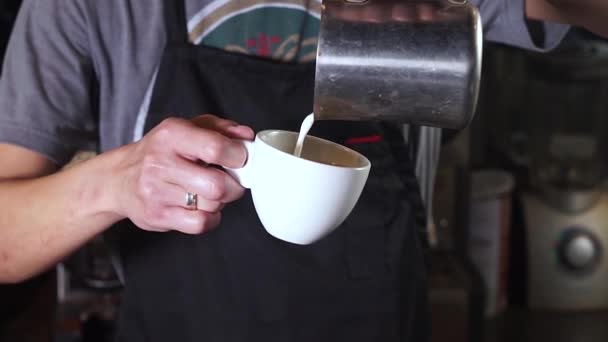 Varón barista haciendo café — Vídeos de Stock