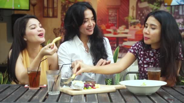 Três mulheres comem bife — Vídeo de Stock