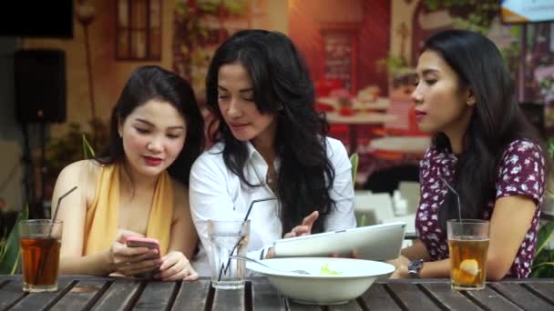 태블릿 및 스마트폰 사용 하는 세 여자 — 비디오