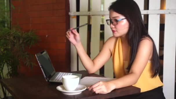 Женщина работает и думает идея в кафе — стоковое видео