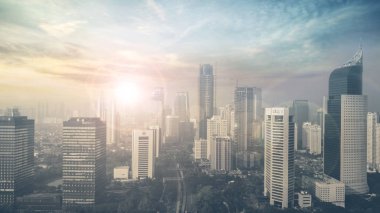 Şehir merkezinde günbatımı üzerinde havadan görünümü