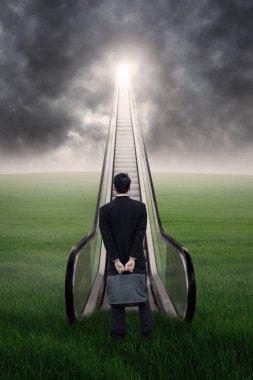 Yürüyen merdiven altında cennet, işadamı