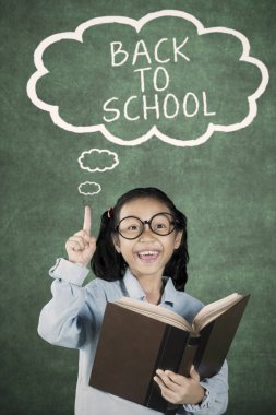 Bulut konuşma işaret eden çocuk 