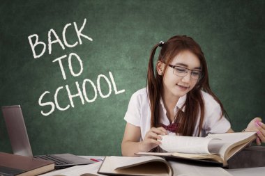 Zeki lise öğrencisi edebiyat okur