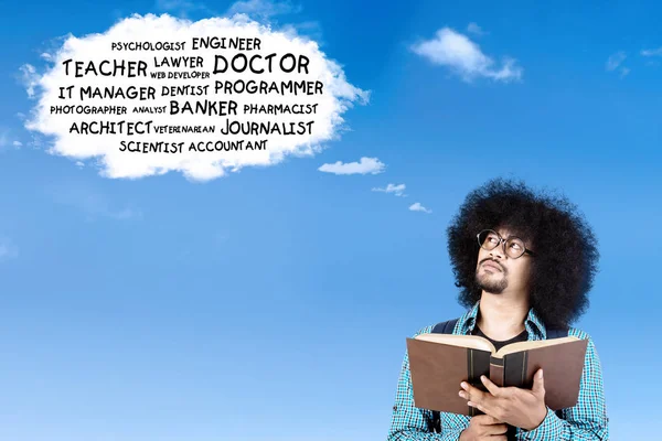 Afro-Student denkt über seine zukünftigen Jobs nach — Stockfoto