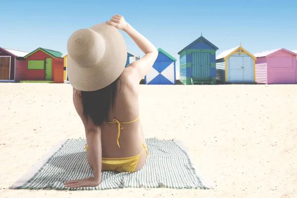 Mulher asiática desfrutando de verão — Fotografia de Stock