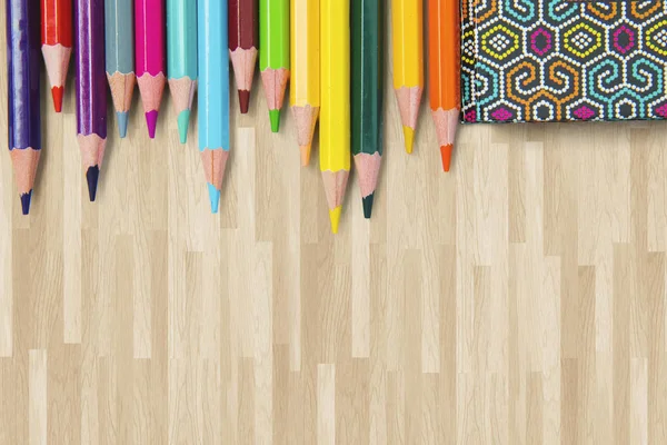 Libro e matite colorate sul pavimento — Foto Stock