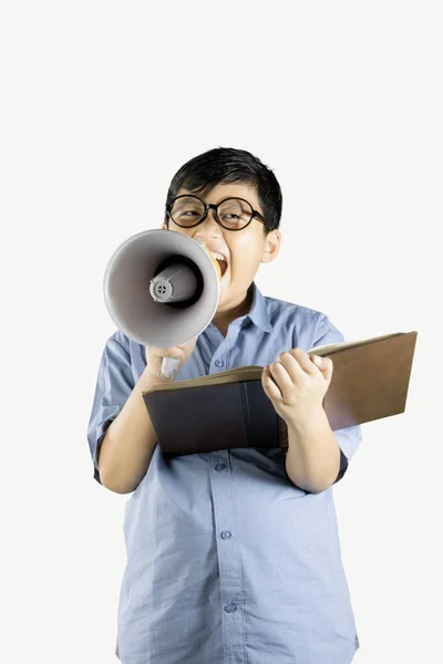 Chłopiec student za pomocą megafon — Zdjęcie stockowe