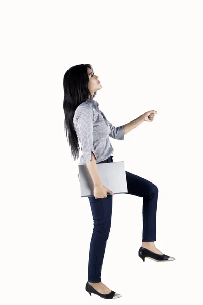 Affärskvinna som poserar för att stega uppåt — Stockfoto