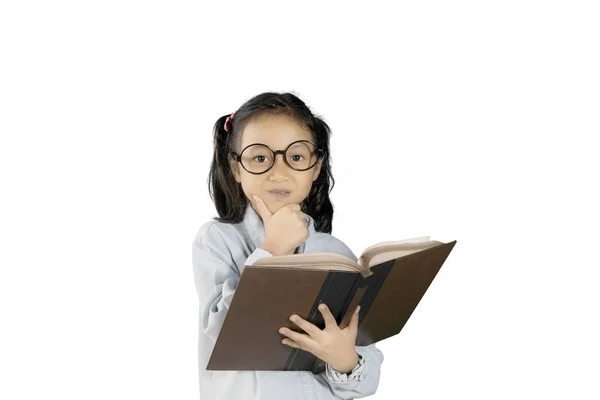 Menina inteligente sonhando acordado no estúdio — Fotografia de Stock