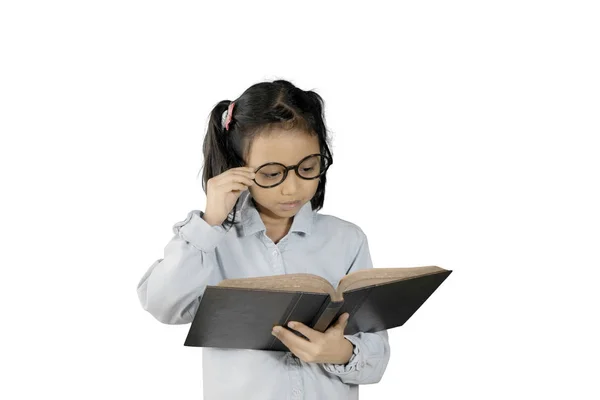 Chica inteligente leyendo un libro en el estudio —  Fotos de Stock