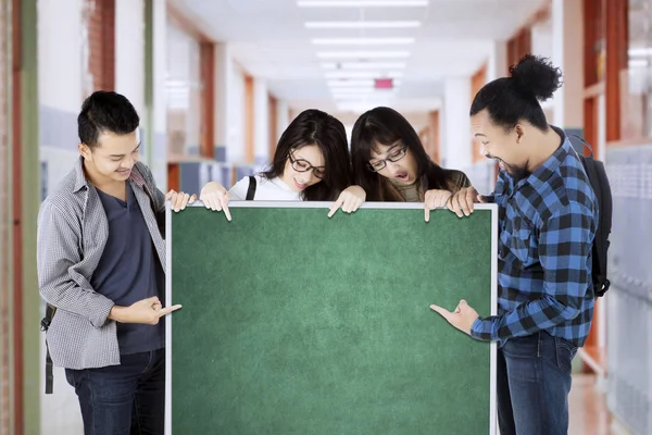 Studenten halten leere Tafel in der Hand — Stockfoto