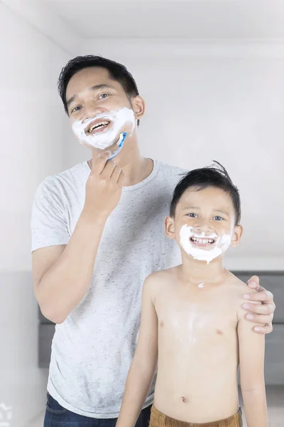 Süße junge und papa mit rasiercreme — Stockfoto