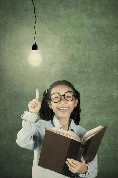 Lindo niño conseguir inspiración con bombilla — Foto de Stock