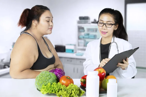 Médecin montrant le résultat du test à sa patiente — Photo