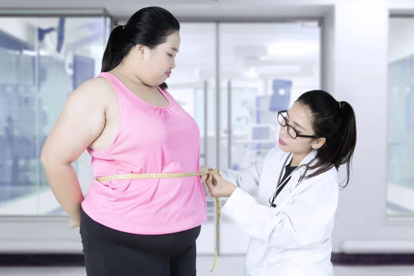 Läkare med en patient fetma i kliniken — Stockfoto