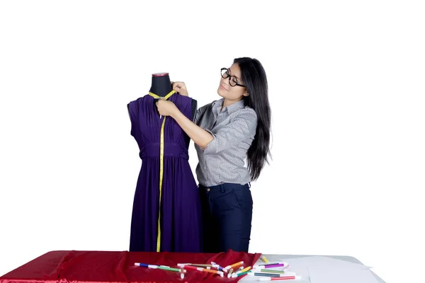 Créateur de mode mesurer un vêtement sur le studio — Photo