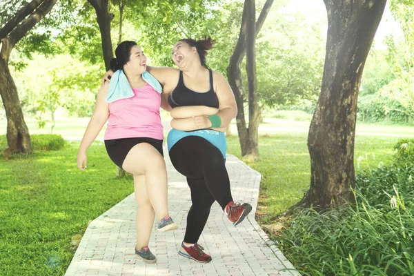 Mujeres gordas haciendo ejercicio en el parque — Foto de Stock