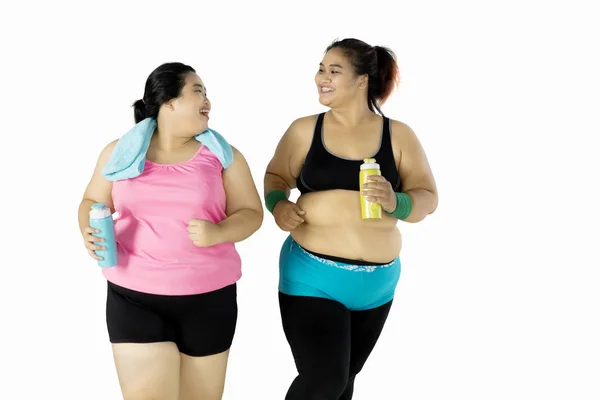 Las mujeres gordas corriendo juntas en el estudio — Foto de Stock