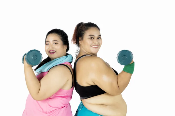 Mulheres gordas mostrando seus músculos no estúdio — Fotografia de Stock